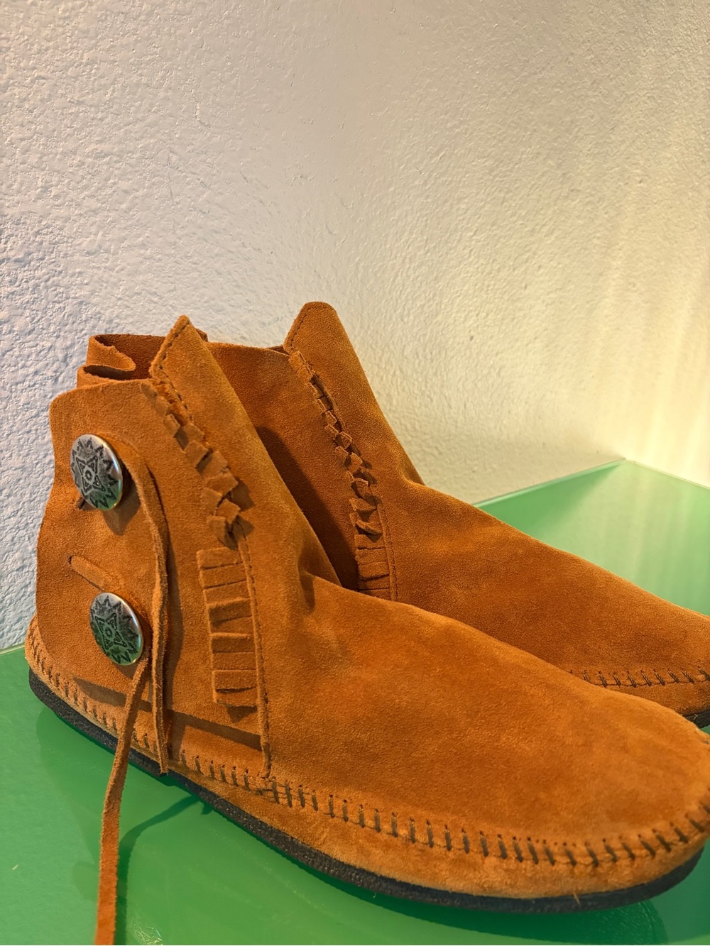 NWOT Minnetonka Men's Two Button Hardsole Boot - Picture 4 of 7